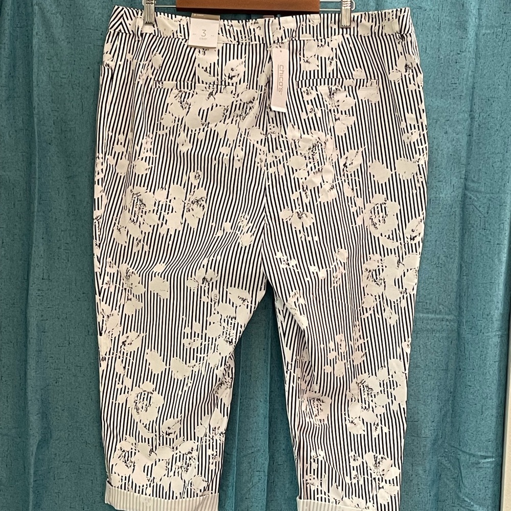 Chico’s Floral Crop Pattern Optic White Pants